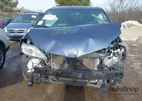 2015 Toyota Sienna Xle 7 Passenger z USA, uszkodzony, nr VIN 5TDDK3DC2FS118896